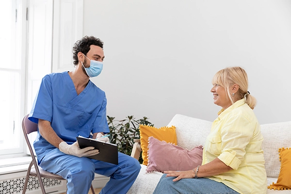 Asistencia médica rápida en casa Barcelona con profesional sanitario atendiendo a paciente a domicilio