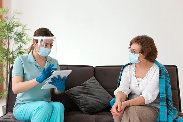 Atención médica inmediata a domicilio Barcelona con profesional sanitario atendiendo a paciente en casa