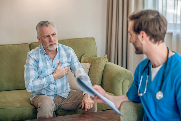 Consulta médica privada en casa Barcelona con médico evaluando a un paciente en el domicilio