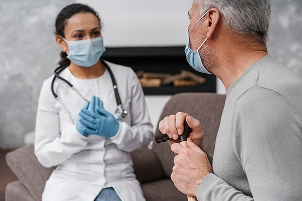 Doctor urgente en casa Barcelona atendiendo a un paciente mayor en su domicilio