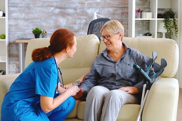 Home Nursing Service Barcelona with nurse assisting an elderly patient at home