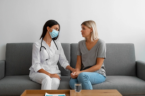 Servicio médico particular en casa Barcelona con doctora atendiendo a paciente en el domicilio