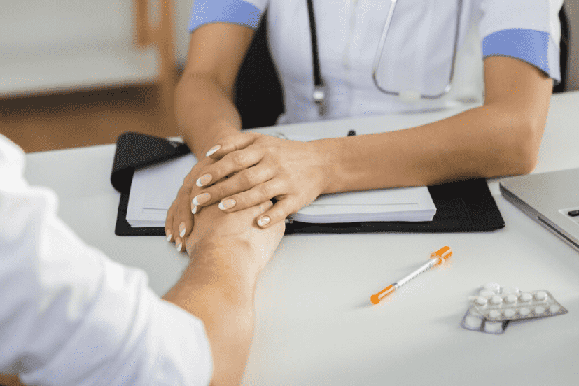 Médico particular urgente Madrid atendiendo a una paciente