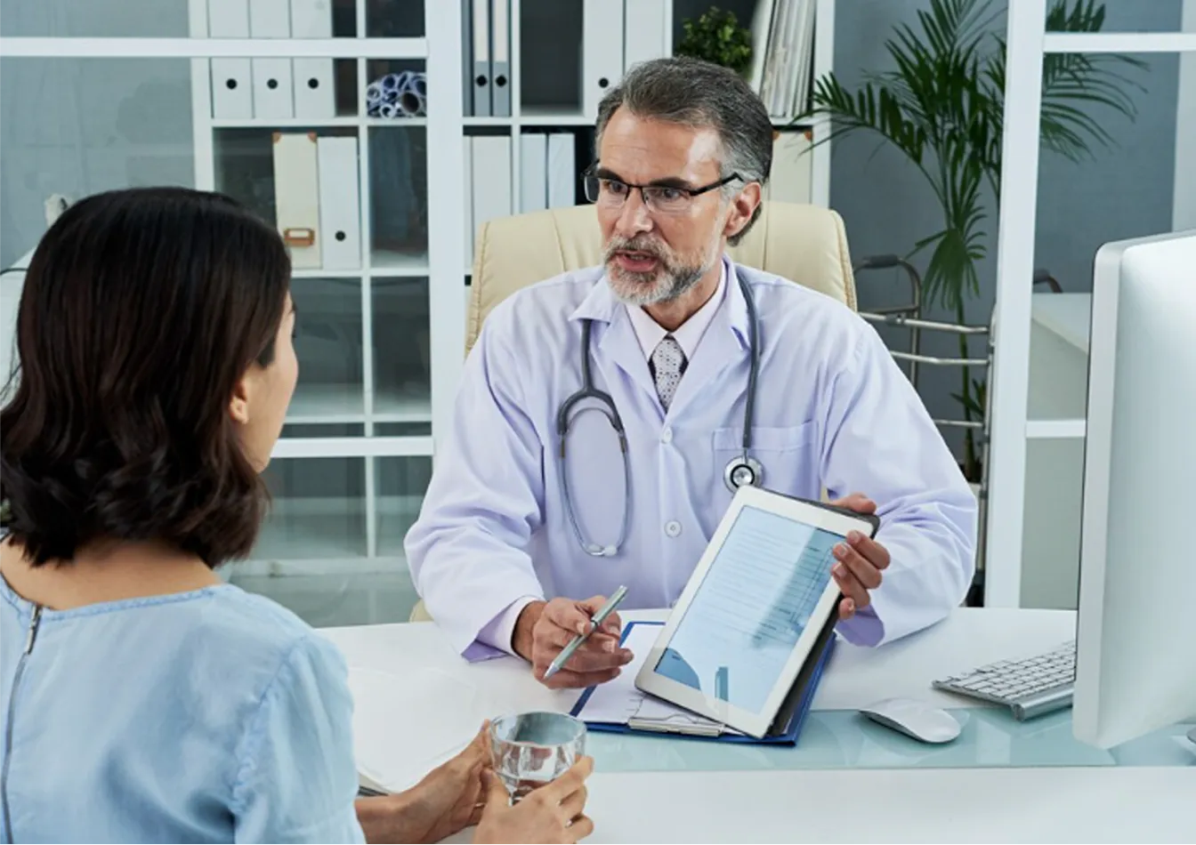 Médico privado 24h Barcelona centro explicando una valoración clínica a una paciente en consulta